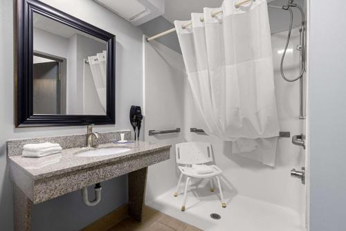 Red Roof Inn & Suites Hinesville - Fort Stewart - image 4