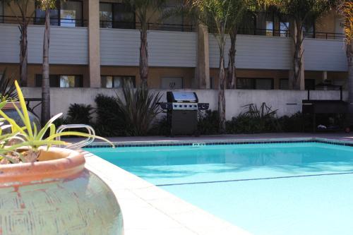 สระว่ายน้ำ, O'Cairns Inn and Suites in ลอมพอก (CA)