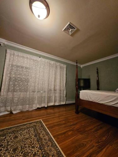 A comfy room I share cozy house in Metuchen, USA