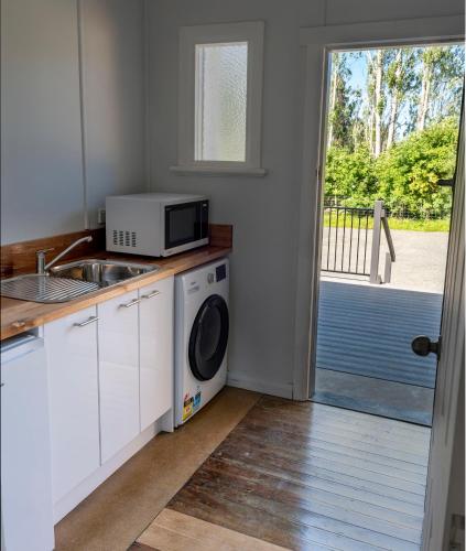 Kitchen, Maydena Lodge in Maydena