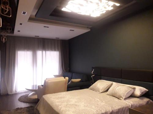 1 queen bed, 1 sofa bed