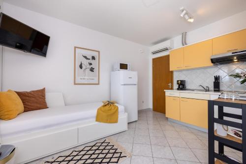 One-Bedroom Apartment with Balcony and Sea View image 7