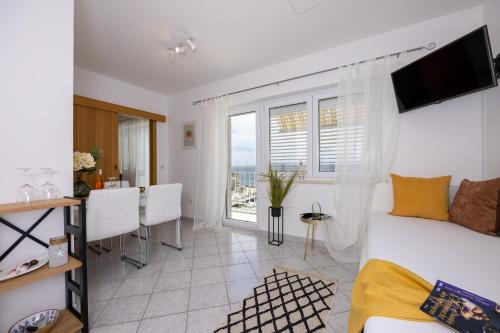 One-Bedroom Apartment with Balcony and Sea View image 8