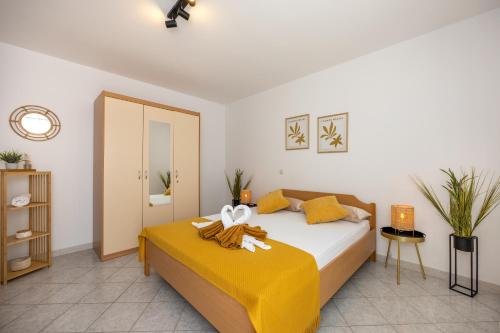One-Bedroom Apartment with Balcony and Sea View image 6