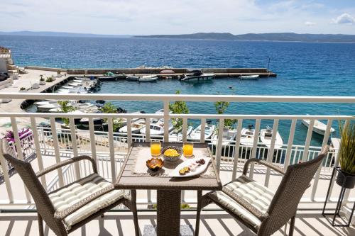 One-Bedroom Apartment with Balcony and Sea View image 4