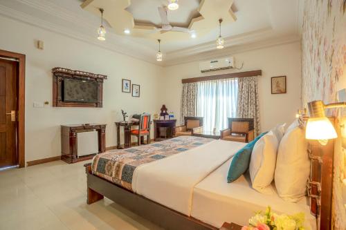 Deluxe Double Room with Garden View image 5