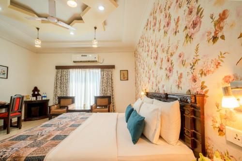 Deluxe Double Room with Garden View image 3