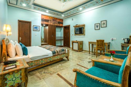 King Room with Pool View image 7