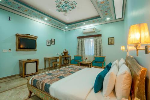 King Room with Pool View image 5
