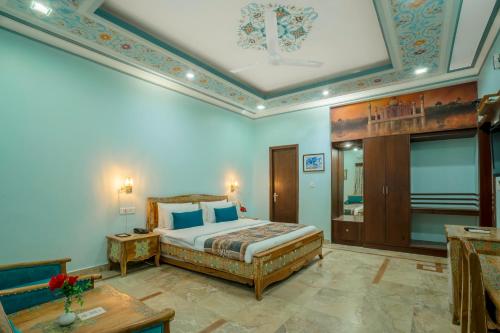 King Room with Pool View image 6
