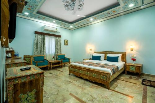 King Room with Pool View image 3
