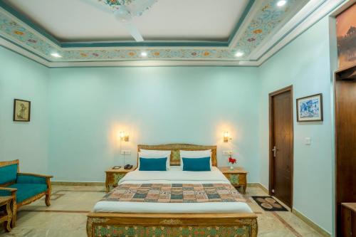 King Room with Pool View image 4