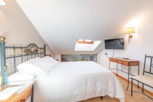 Hostal SIN RECEP24H Puerta de la Villa - Pet friendly & Restaurante in Almazan