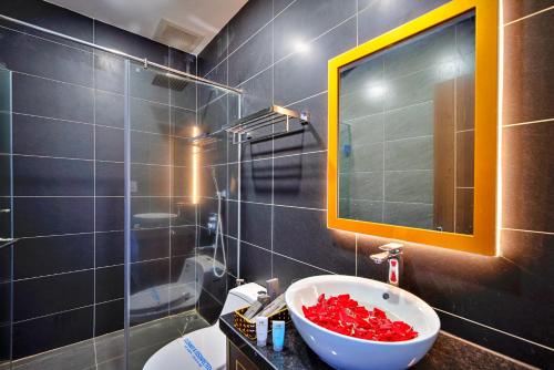 S79 Hotel Happy 88 Tran Hung Dao Street  - 샤워실