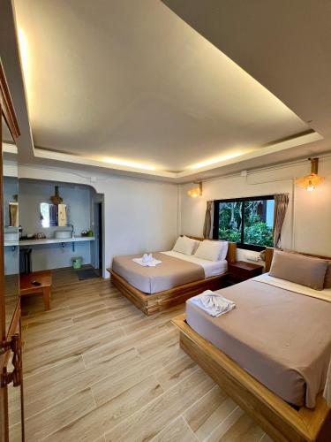 room detail thumbnail 2