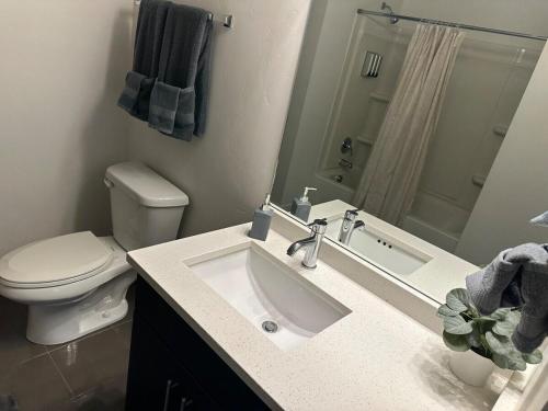 Resort-Inspired Bliss- Modern & Cozy Apartment Resort-Inspired Bliss- Modern & Cozy Apartment