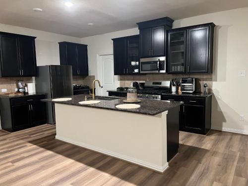 Kitchen, Balmoral LakeSide 5br 4ba House in Atascocita