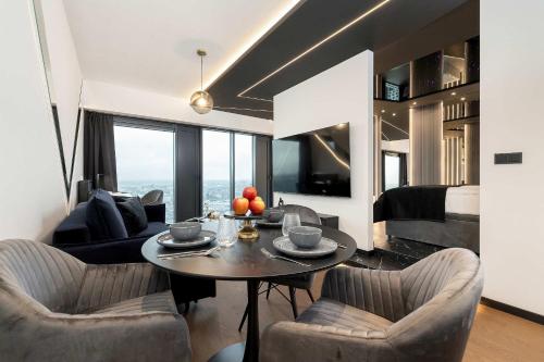 Luksusowe, Klimatyzowane Studio w Centrum Katowic z Pięknym Widokiem na Miasto, Wanną z Hydromasażem, Biurkiem i Parkingiem by Renters Prestige obrázok