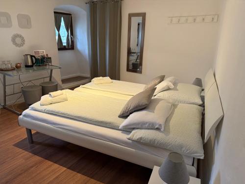 1 queen bed, 2 twin beds
