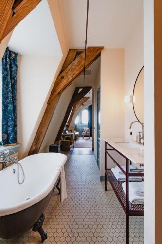 room detail thumbnail 2