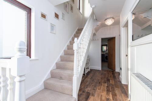 外部景觀, Prime Beeston 3-Bed House with Driveway & Wi-Fi in 托頓