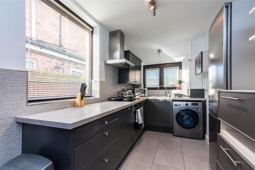 廚房, Prime Beeston 3-Bed House with Driveway & Wi-Fi in 托頓