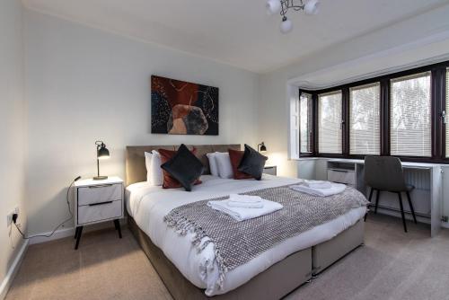 Prime Beeston 3-Bed House with Driveway & Wi-Fi in 托頓