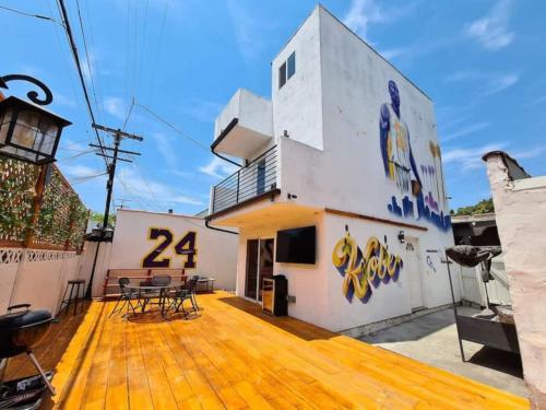 3 bedroom with Hot Tub and Video game console 10 minutes from Rodeo Drive Beverly Hills, Los Angeles