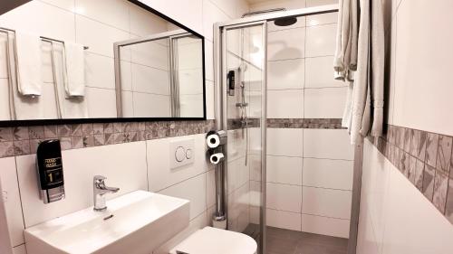 Quadruple Room image 5
