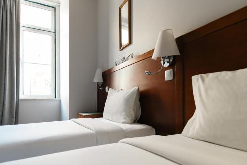 Twin Room image 4