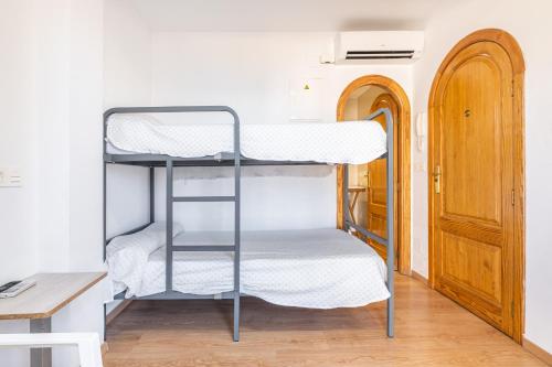 Apartamentos El Castell - image 2