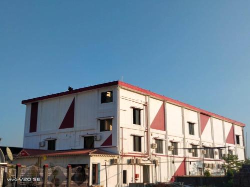 Фасада на хотела, Maa Paradise World in Alipurduar-II