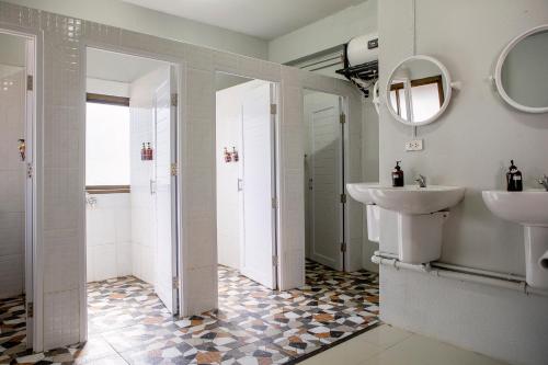 Shower, Coco Khao Sok Hostel in Khao Sok (Suratthani)