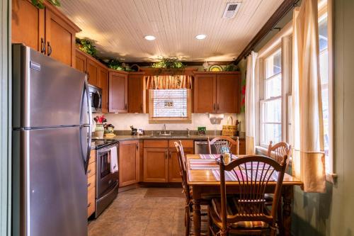 Bear Bungalow in Blowing Rock, USA
