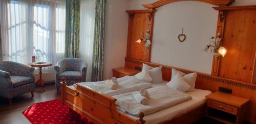 1 king bed, 1 sofa bed