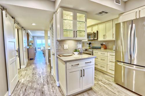 Land's End #304 building 10 - Beach Front - image 2