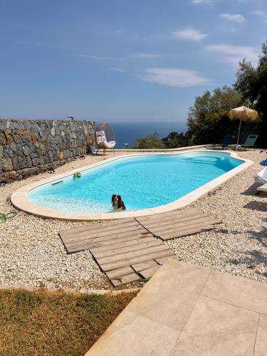 Peldbaseins, Dolce Lava - Luxury LavaStone Suite in Valverde (Catania)