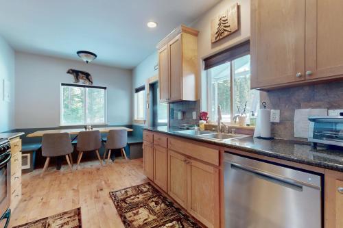 6 Acre Wilderness Retreat - image 6