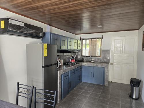 virtuve, Casa Trogon 2BDRM AC 50M to the Beach in La Palma