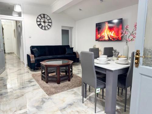 North London Spacious 7- Bedroom house, Londyn