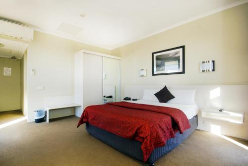 Isa Hotel Isa Hotel is perfectly located for both business and leisure guests in Mount Isa. The property offers guests a range of services and amenities designed to provide comfort and convenience. Service-mind