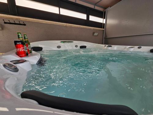 Bañera de hidromasaje, Superbe Villa Spacieuse Tout confort avec Piscine et Jacuzzi in Ashkelon