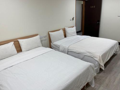 2 queen beds