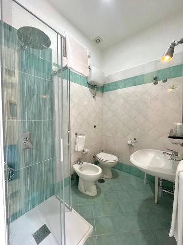 Double Room with Balcony image 4