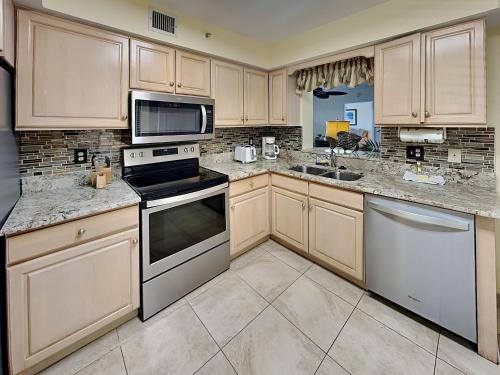 Santa Maria 208 Sleeps 6 Heated Pool 2 Bedrooms Hot Tub - image 13