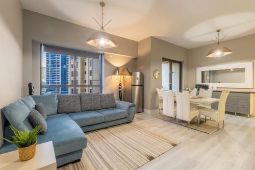 Luxurious 4BR in JBR 5 mins Walk to Beach & Tram, Dubái