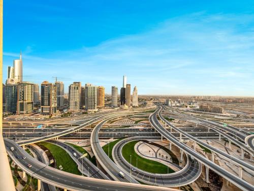 Luxury High Floor Condo in Marina Rooftop Pool, Dubai