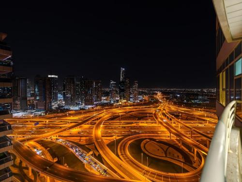Luxury High Floor Condo in Marina Rooftop Pool, Dubaj (zdjęcie 7)