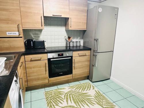 Kitchen, 3bedroom- near to station-Private Garden-Wifi near Ingram Thai Restaurant & Bar