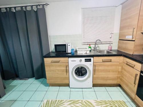 Kitchen, 3bedroom- near to station-Private Garden-Wifi near Ingram Thai Restaurant & Bar